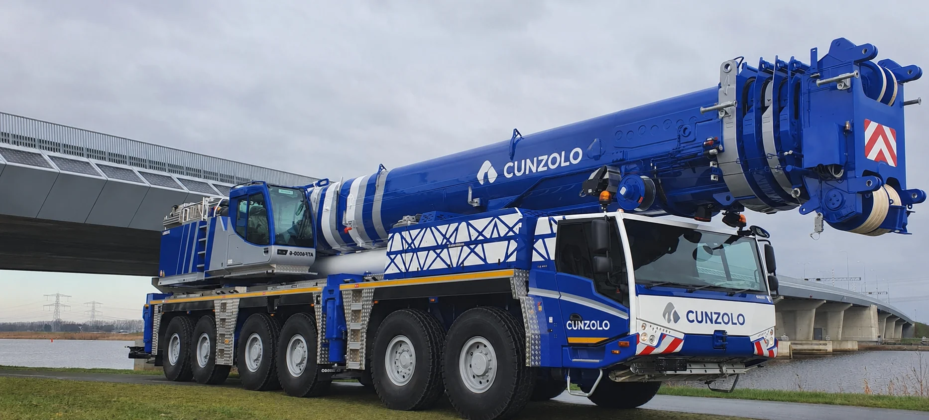 Guindaste de grande capacidade em operação industrial