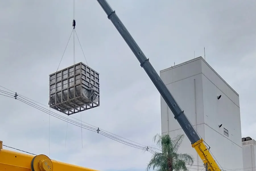 Içamento de equipamento pesado com guindaste Cunzolo
