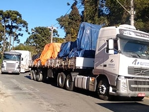 Transporte de carga indivisível e equipamento pesado